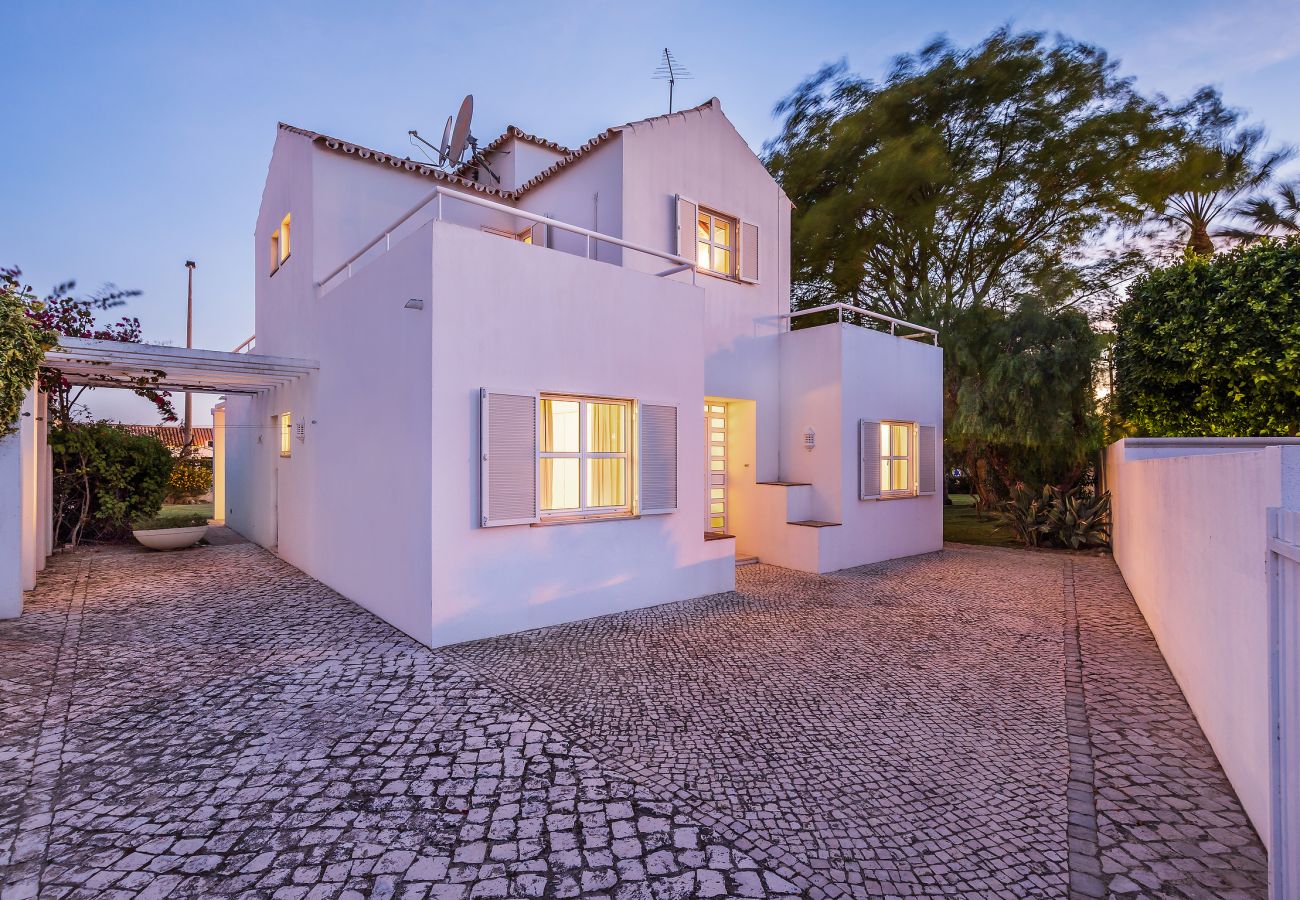 Villa em Galé - Renovada na Galé 2026 | Piscina Privada | Praia a 5 Minutos a Pé