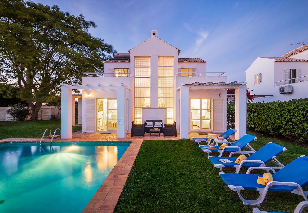 Villa em Galé - Renovada na Galé 2026 | Piscina Privada | Praia a 5 Minutos a Pé