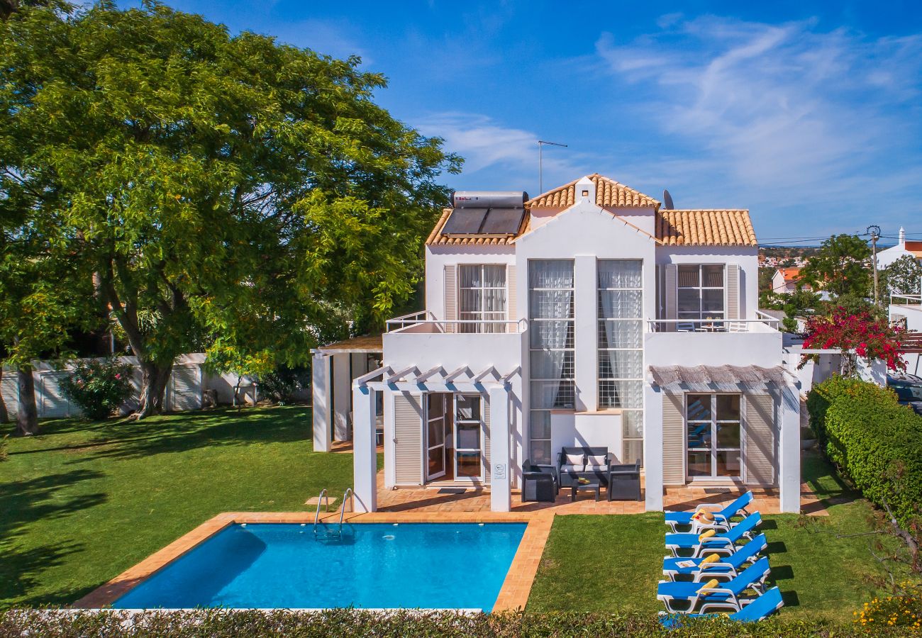 Villa em Galé - Renovada na Galé 2026 | Piscina Privada | Praia a 5 Minutos a Pé