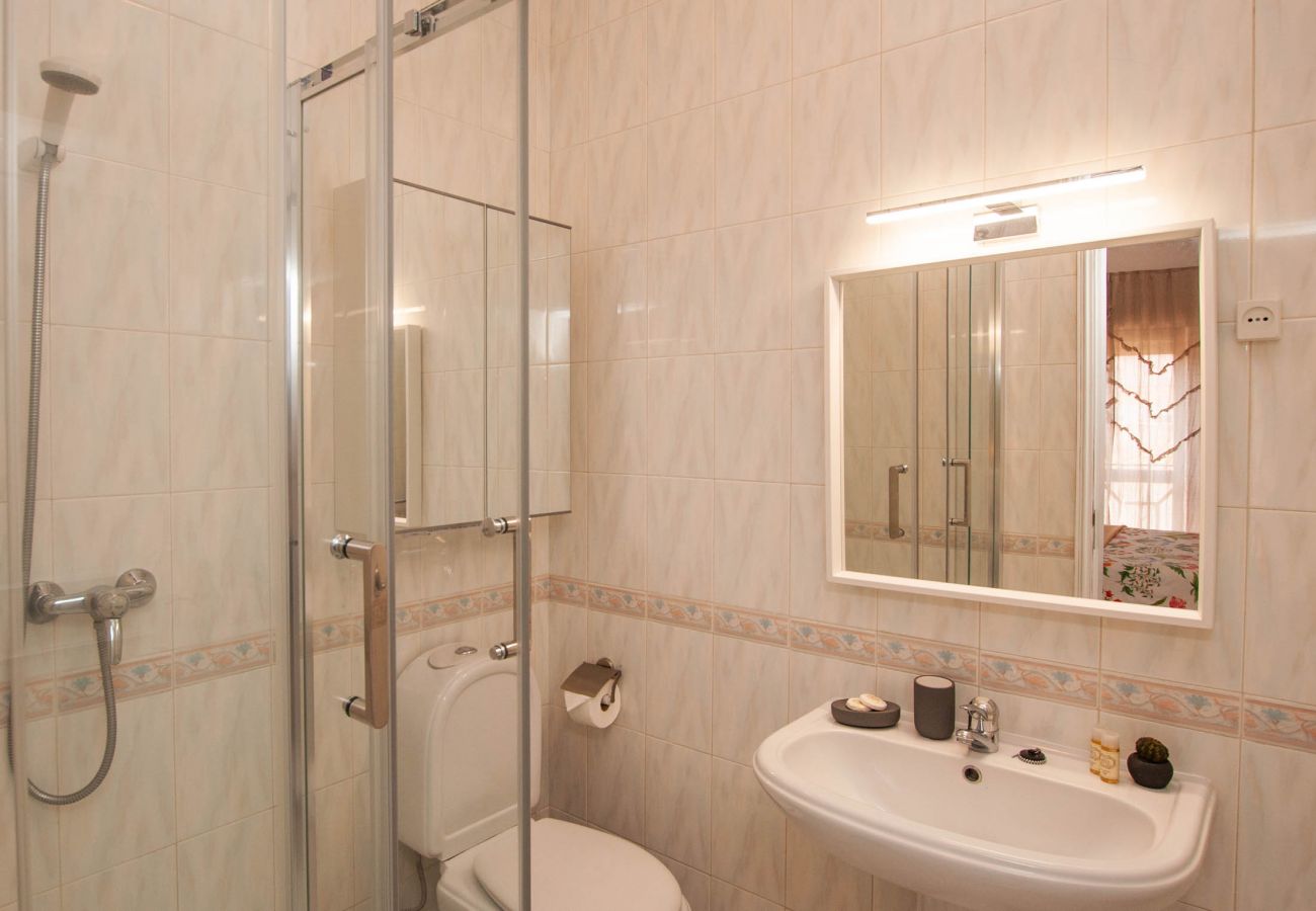 Apartamento em Albufeira - Waves Elegante T2 em Albufeira Piscina e Terraço – A Pé da Praia & Strip