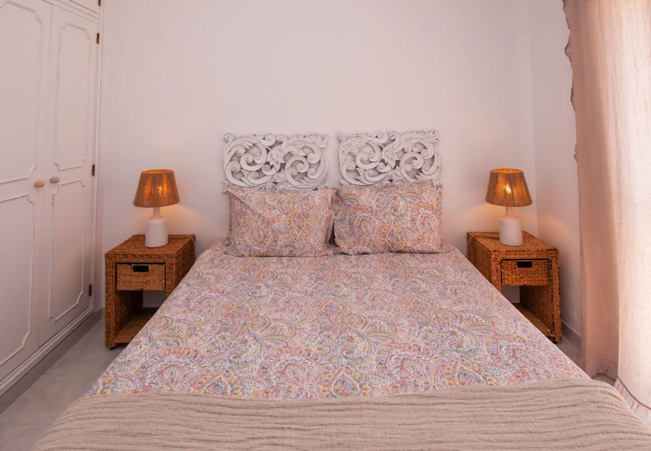 Apartamento em Albufeira - Waves Elegante T2 em Albufeira Piscina e Terraço – A Pé da Praia & Strip
