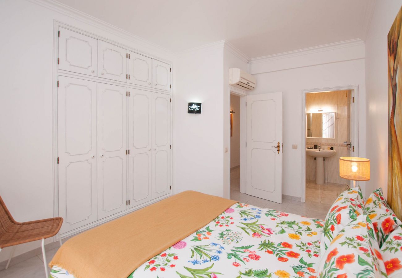 Apartamento em Albufeira - Waves Elegante T2 em Albufeira Piscina e Terraço – A Pé da Praia & Strip