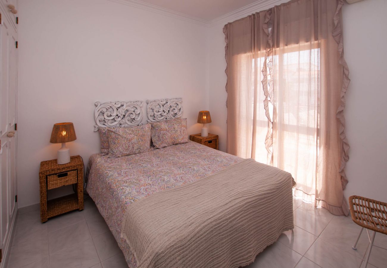 Apartamento em Albufeira - Waves Elegante T2 em Albufeira Piscina e Terraço – A Pé da Praia & Strip