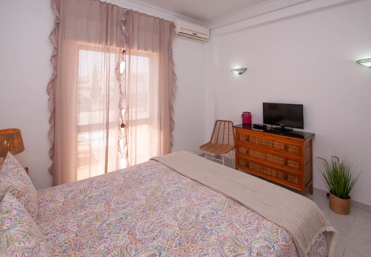 Apartamento em Albufeira - Waves Elegante T2 em Albufeira Piscina e Terraço – A Pé da Praia & Strip