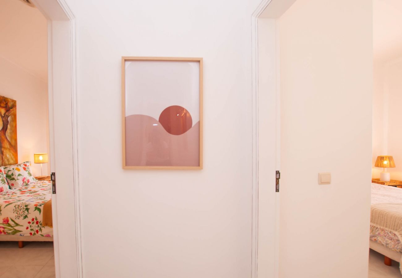 Apartamento em Albufeira - Waves Elegante T2 em Albufeira Piscina e Terraço – A Pé da Praia & Strip