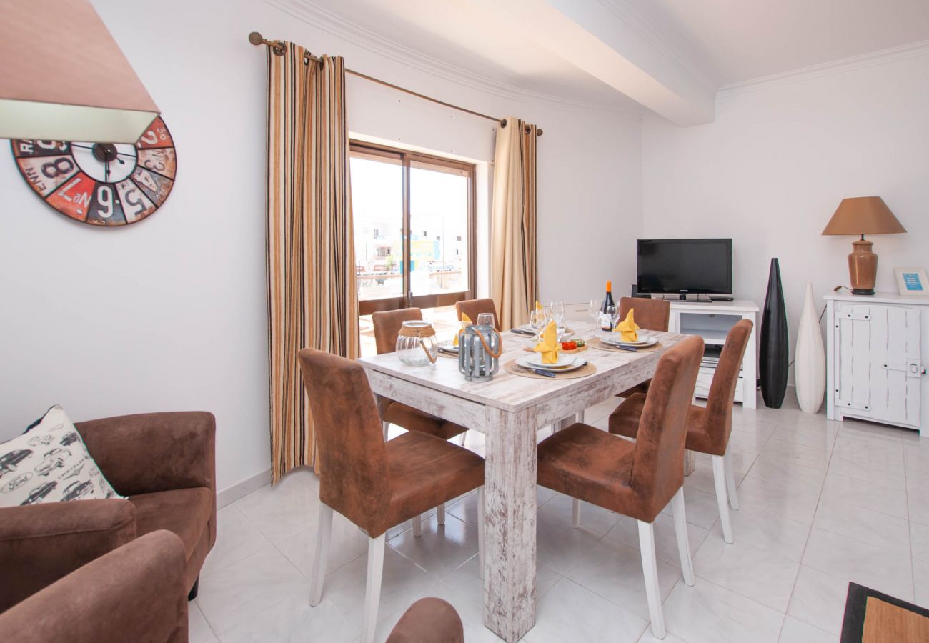 Apartamento em Albufeira - Waves Elegante T2 em Albufeira Piscina e Terraço – A Pé da Praia & Strip