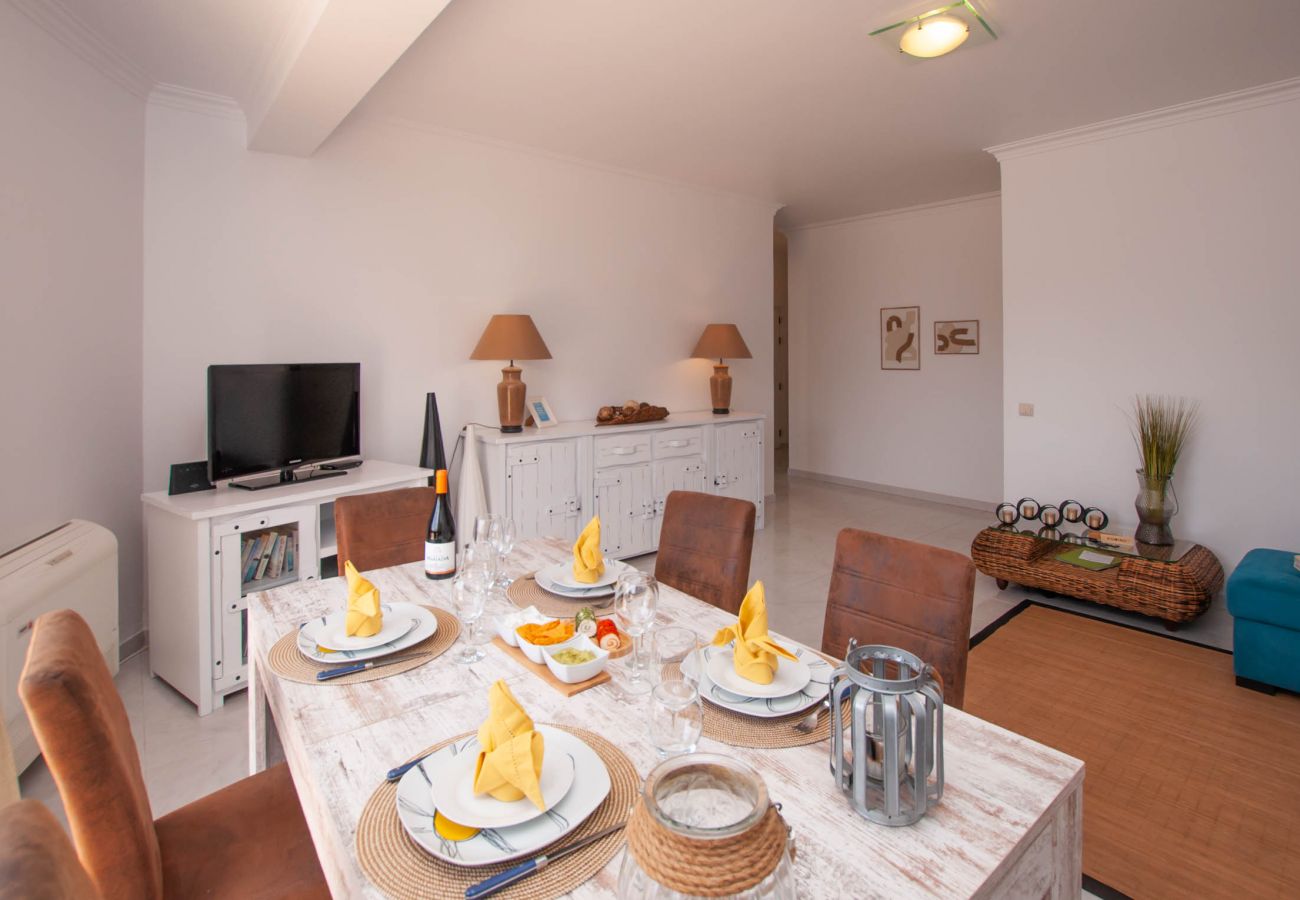 Apartamento em Albufeira - Waves Elegante T2 em Albufeira Piscina e Terraço – A Pé da Praia & Strip