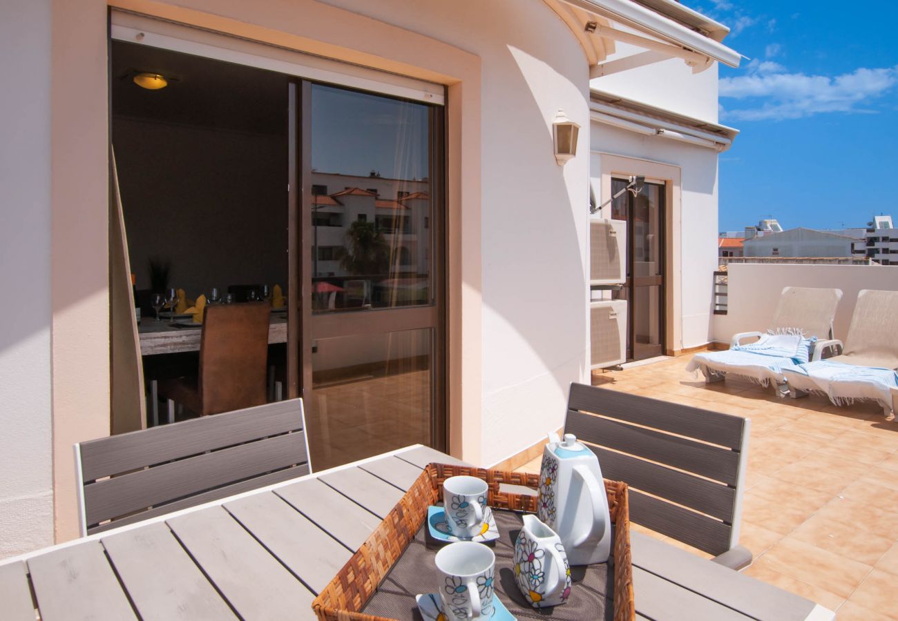Apartamento em Albufeira - Waves Elegante T2 em Albufeira Piscina e Terraço – A Pé da Praia & Strip