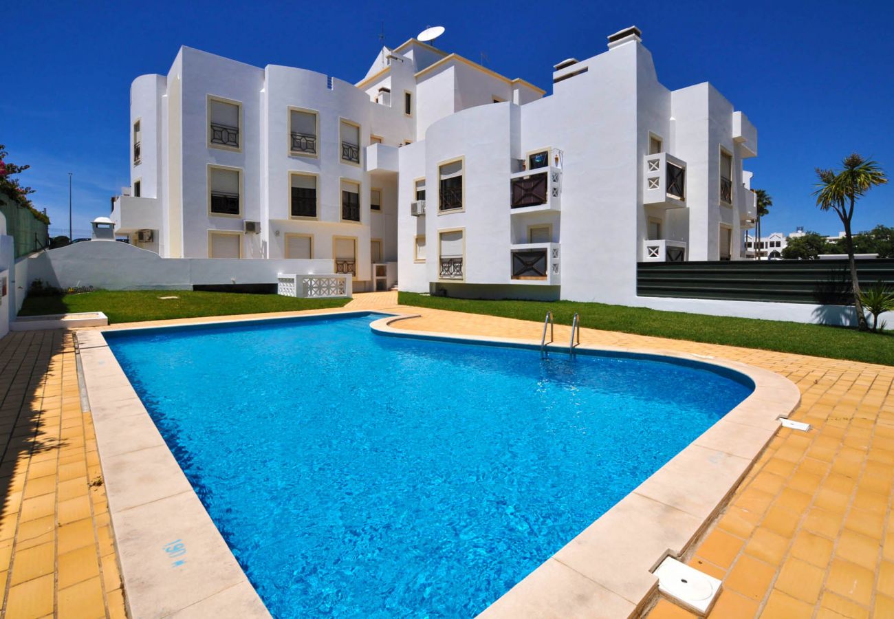 Apartamento em Albufeira - Waves Elegante T2 em Albufeira Piscina e Terraço – A Pé da Praia & Strip