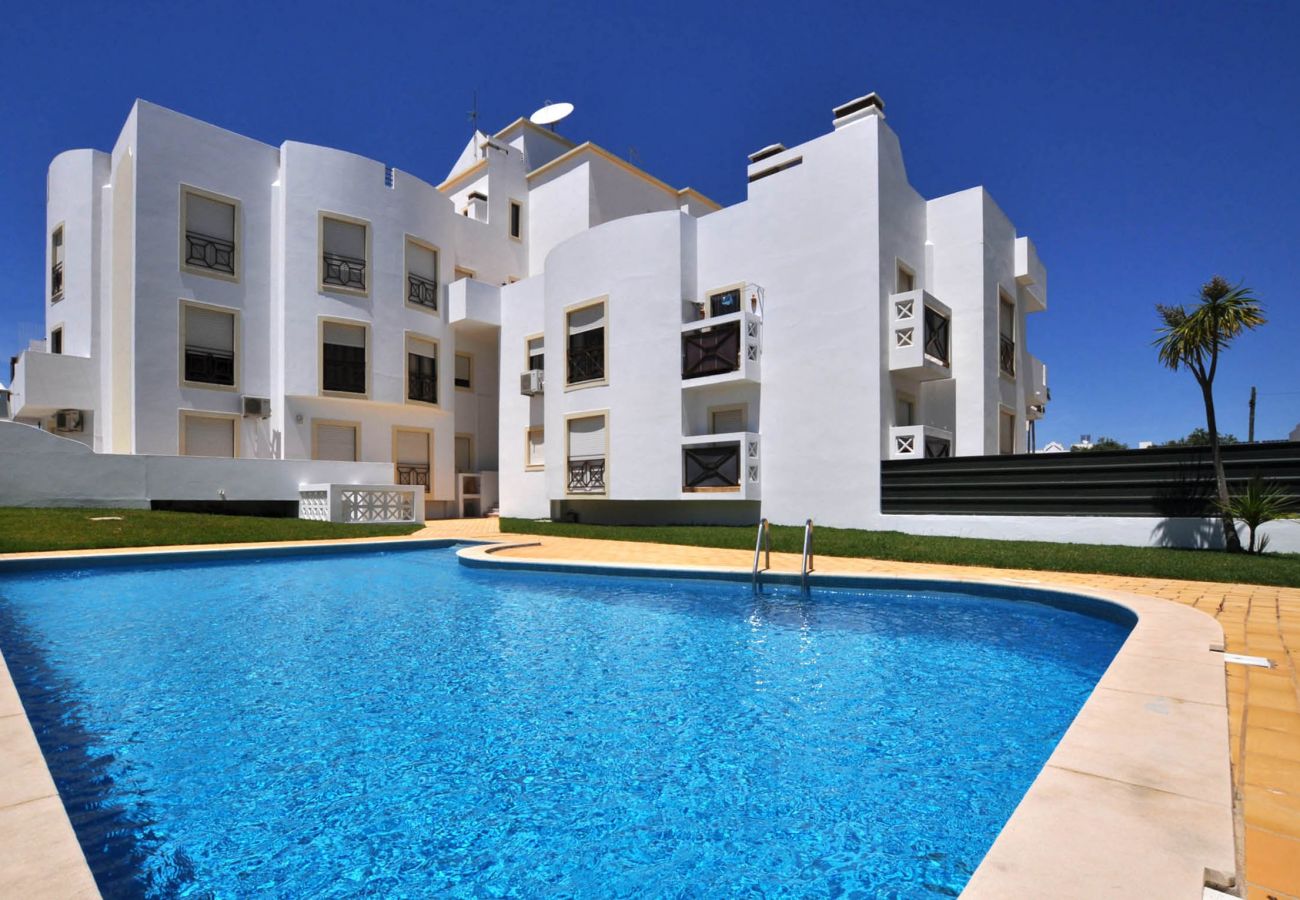 Apartamento em Albufeira - Waves Elegante T2 em Albufeira Piscina e Terraço – A Pé da Praia & Strip