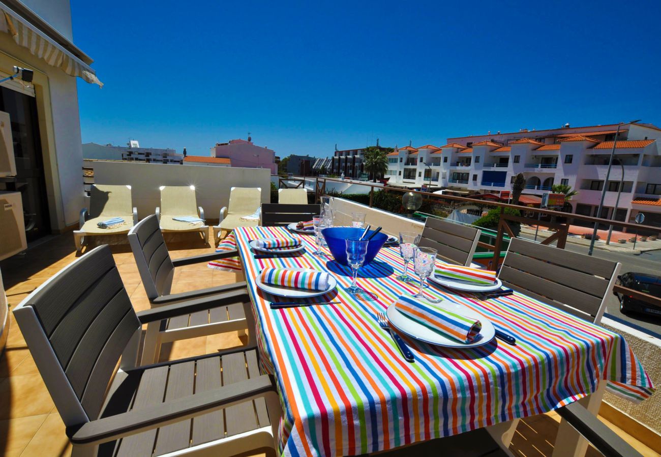 Apartamento em Albufeira - Waves Elegante T2 em Albufeira Piscina e Terraço – A Pé da Praia & Strip