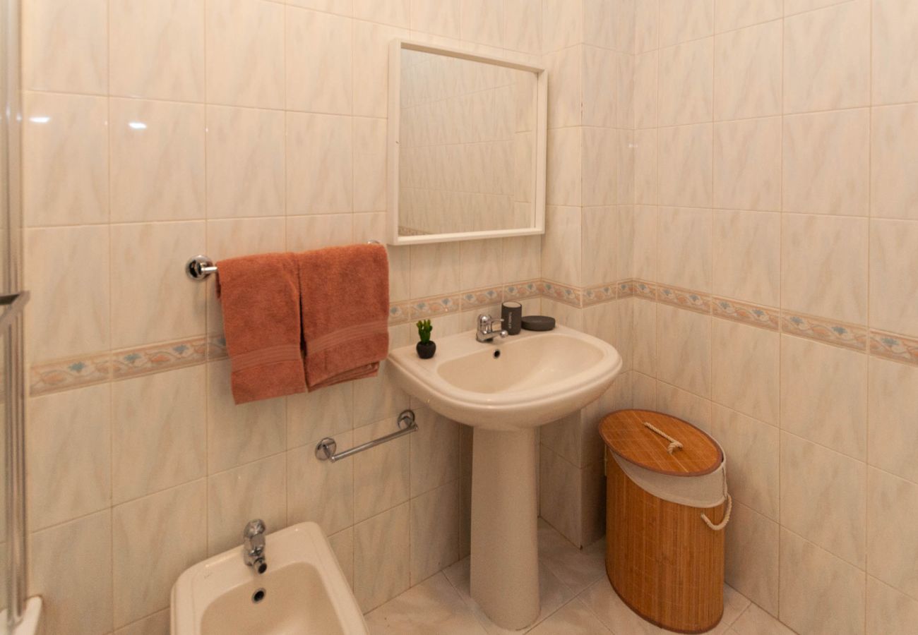 Apartamento em Albufeira - Waves Elegante T2 em Albufeira Piscina e Terraço – A Pé da Praia & Strip