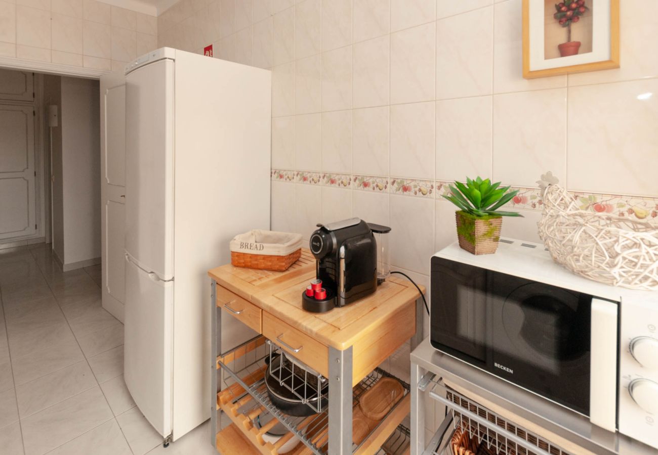 Apartamento em Albufeira - Waves Elegante T2 em Albufeira Piscina e Terraço – A Pé da Praia & Strip