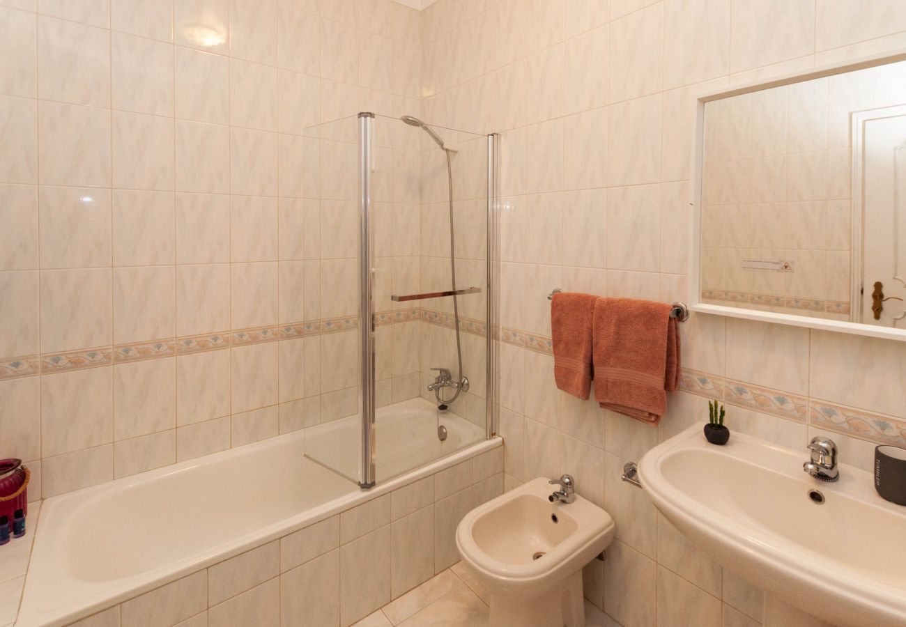 Apartamento em Albufeira - Waves Elegante T2 em Albufeira Piscina e Terraço – A Pé da Praia & Strip