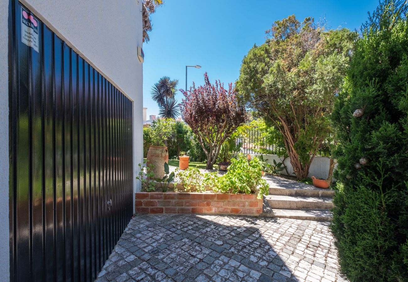 Casa em Sesimbra - Moradia com Piscina e vista de Mar por Rent4Rest