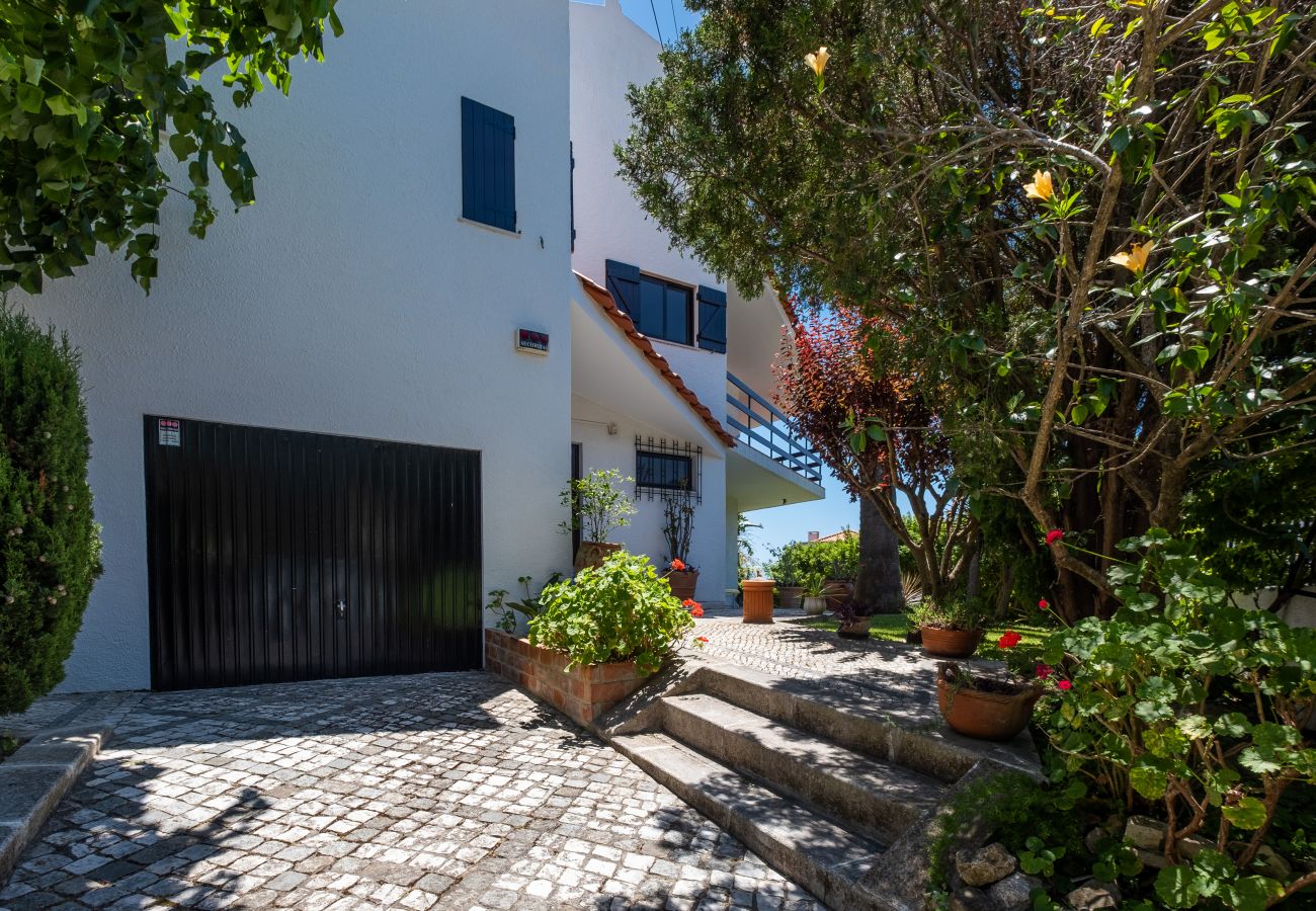 Casa em Sesimbra - Moradia com Piscina e vista de Mar por Rent4Rest