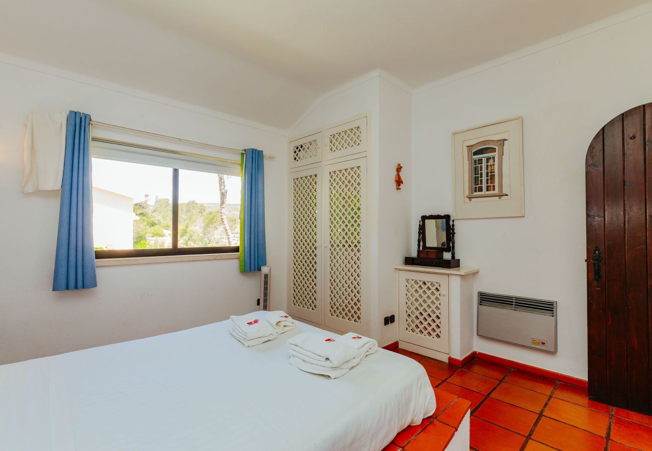 Casa em Sesimbra - Moradia com Piscina e vista de Mar por Rent4Rest
