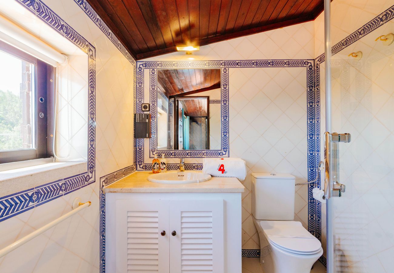 Casa em Sesimbra - Moradia com Piscina e vista de Mar por Rent4Rest