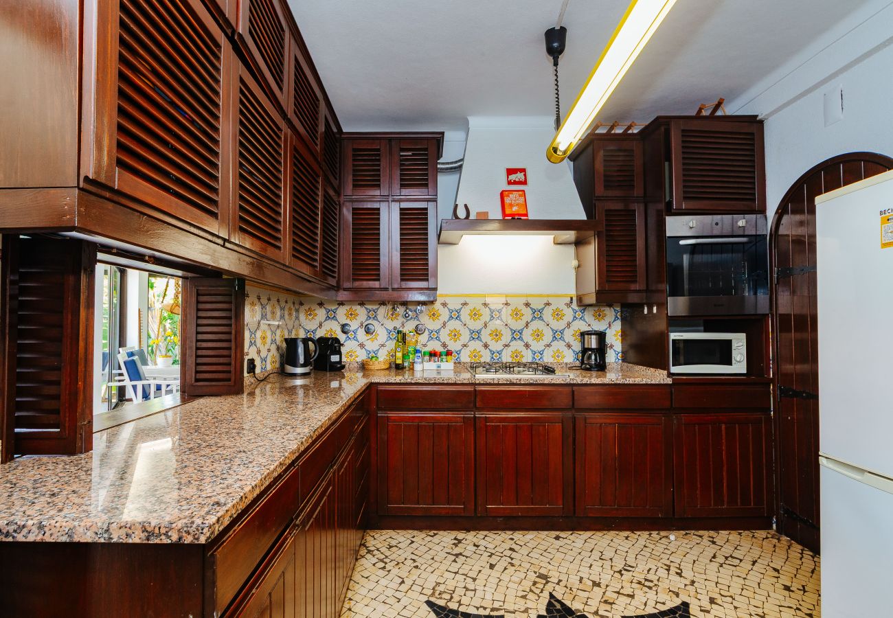 Casa em Sesimbra - Moradia com Piscina e vista de Mar por Rent4Rest