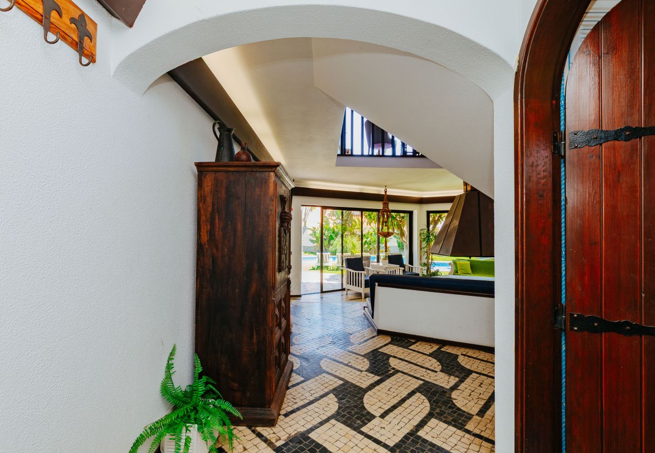 Casa em Sesimbra - Moradia com Piscina e vista de Mar por Rent4Rest