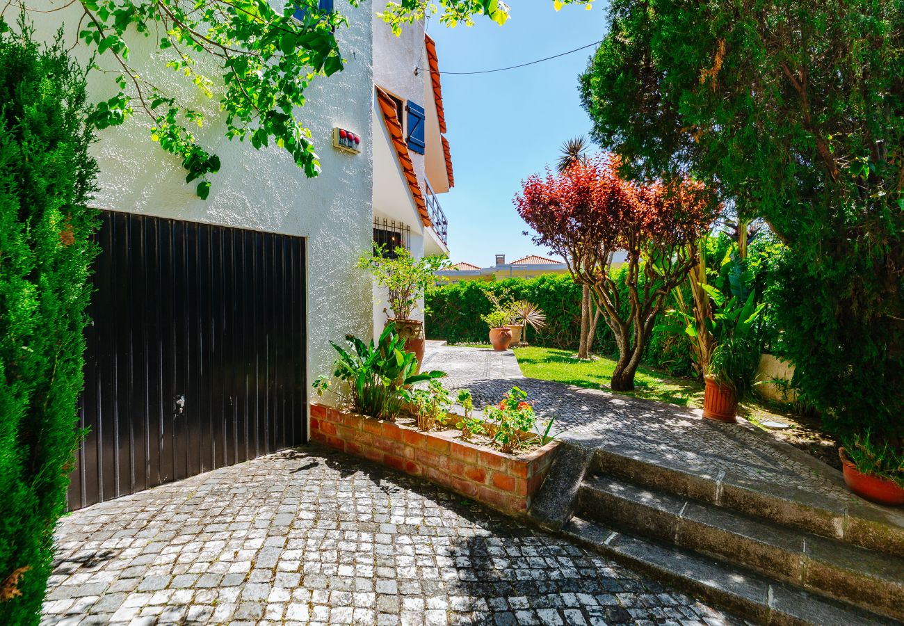 Casa em Sesimbra - Moradia com Piscina e vista de Mar por Rent4Rest