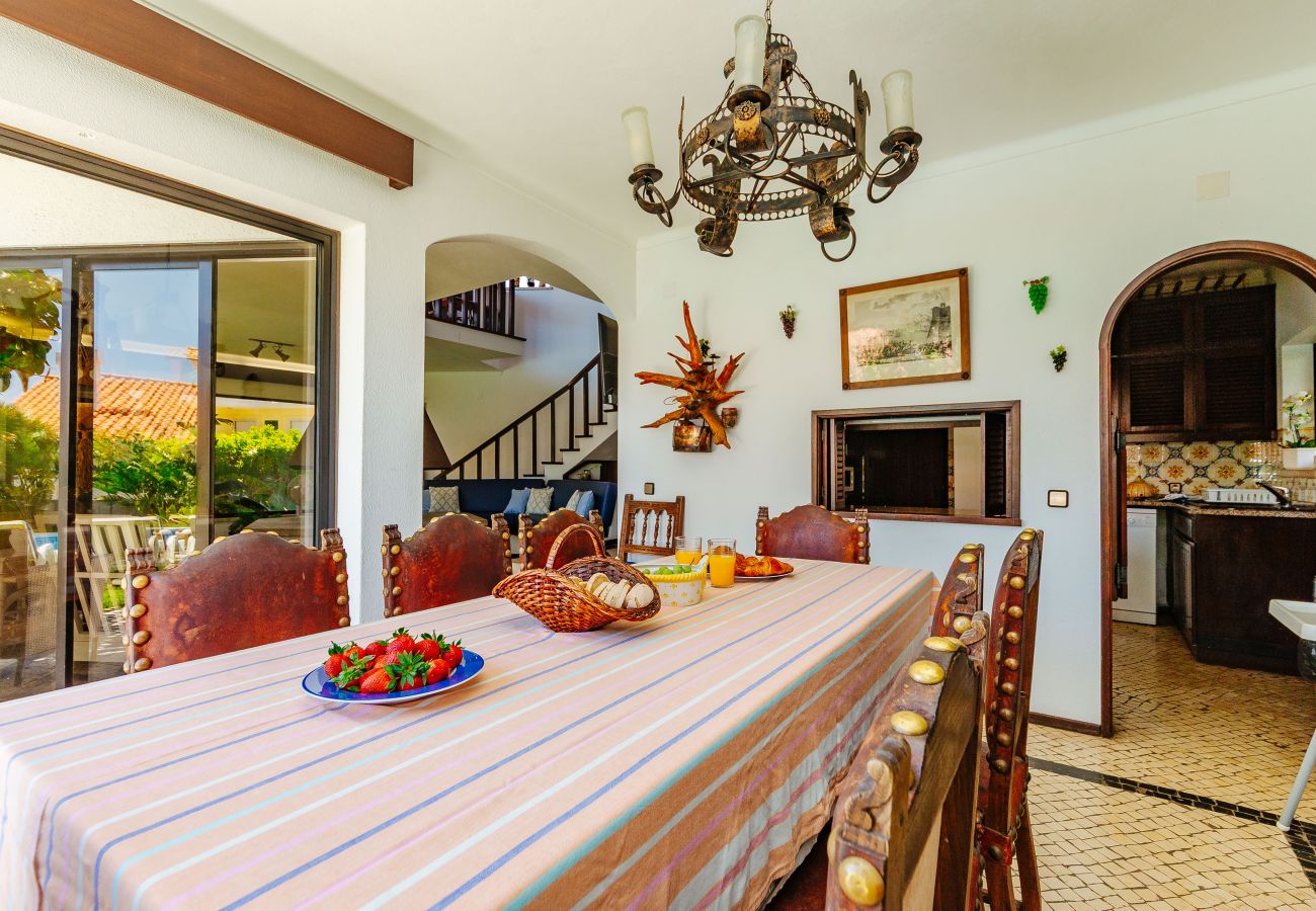 Casa em Sesimbra - Moradia com Piscina e vista de Mar por Rent4Rest