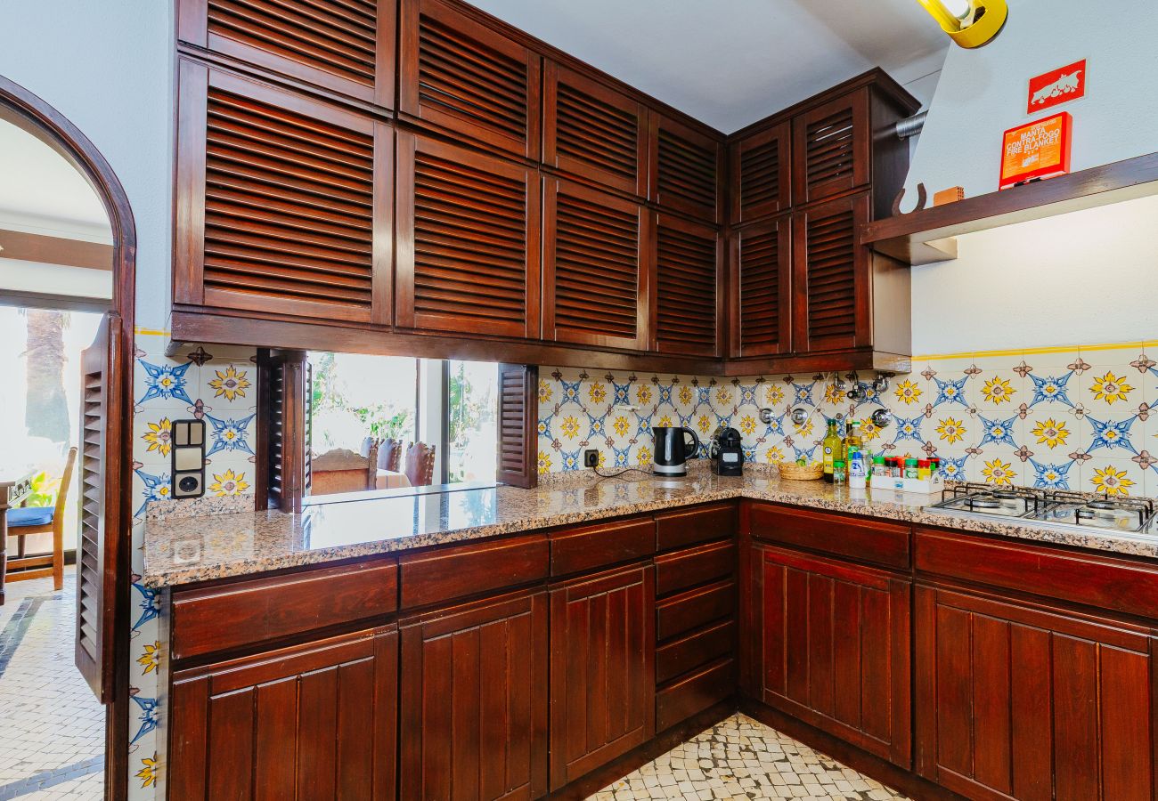 Casa em Sesimbra - Moradia com Piscina e vista de Mar por Rent4Rest