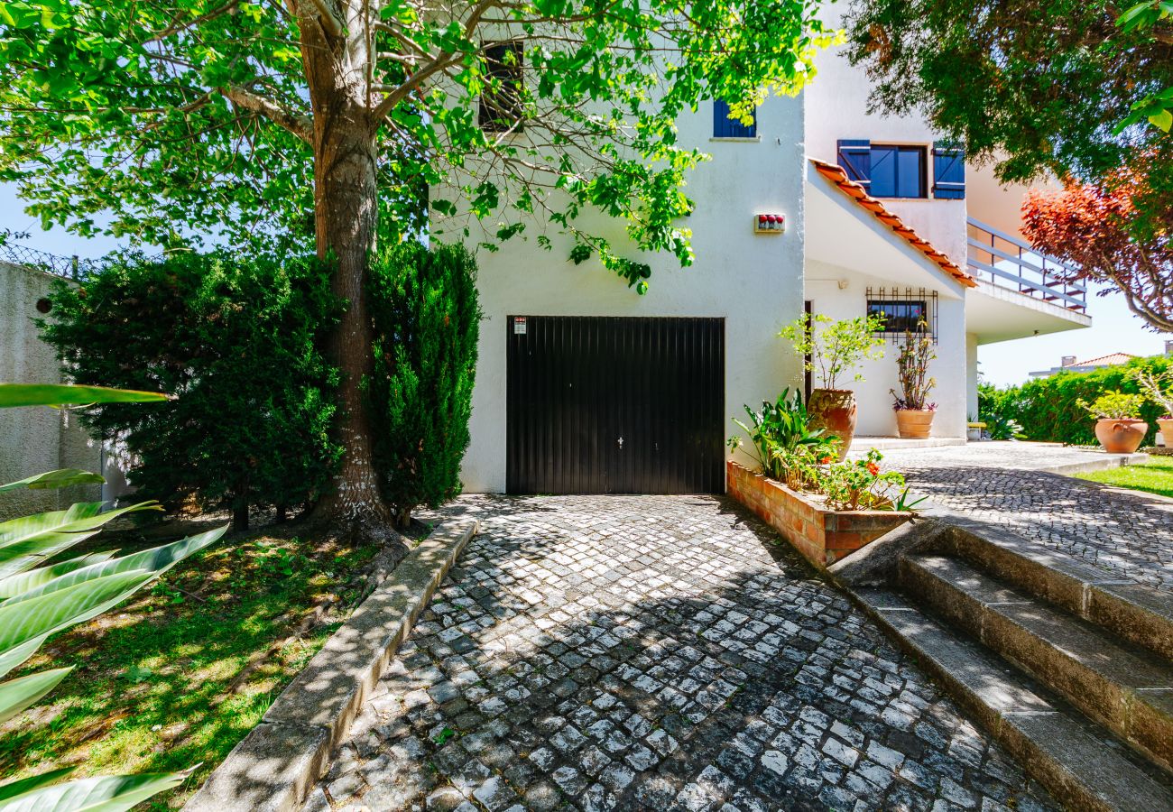 Casa em Sesimbra - Moradia com Piscina e vista de Mar por Rent4Rest