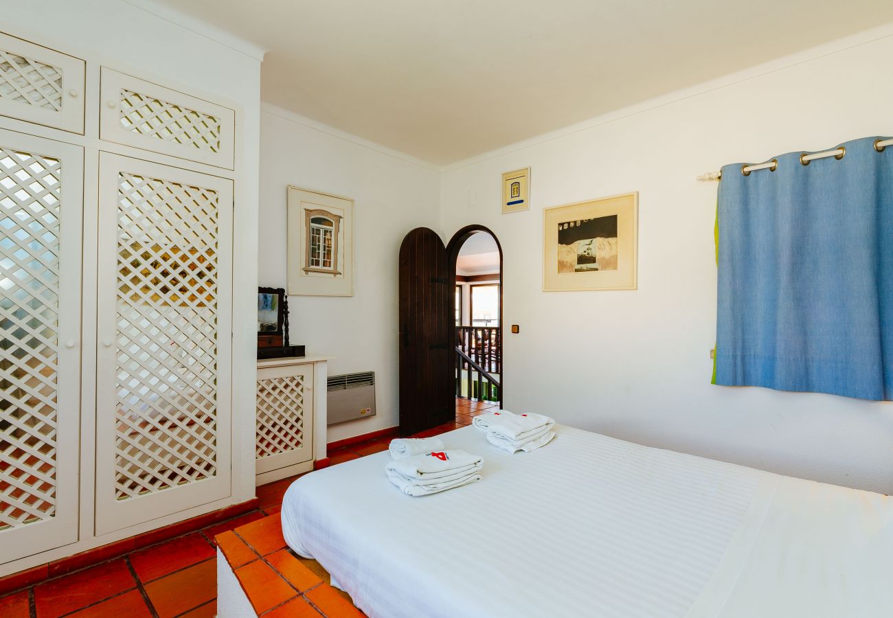 Casa em Sesimbra - Moradia com Piscina e vista de Mar por Rent4Rest