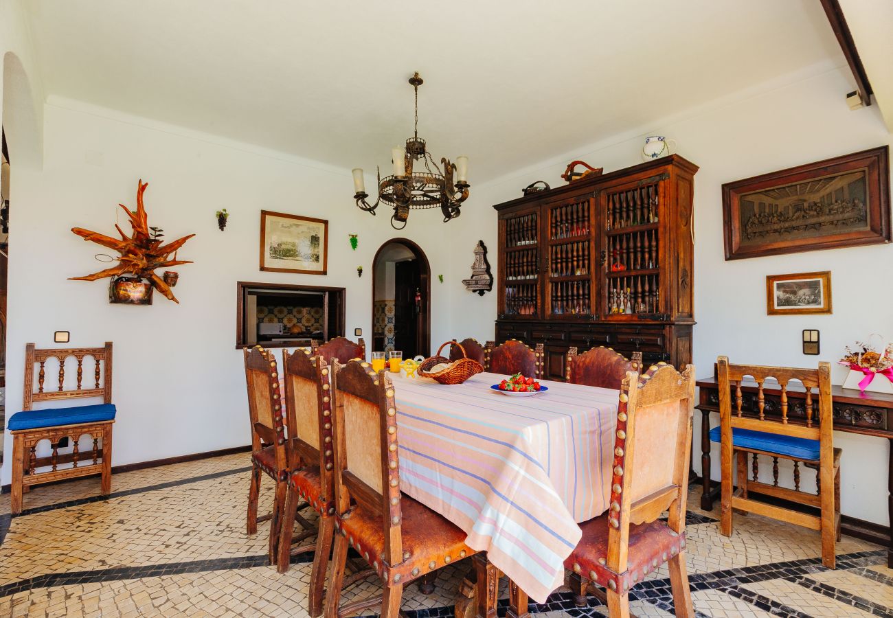 Casa em Sesimbra - Moradia com Piscina e vista de Mar por Rent4Rest