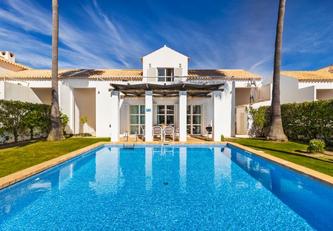 Villa em Galé - Villa Luz do Atlantico, 100m da praia e piscina privada