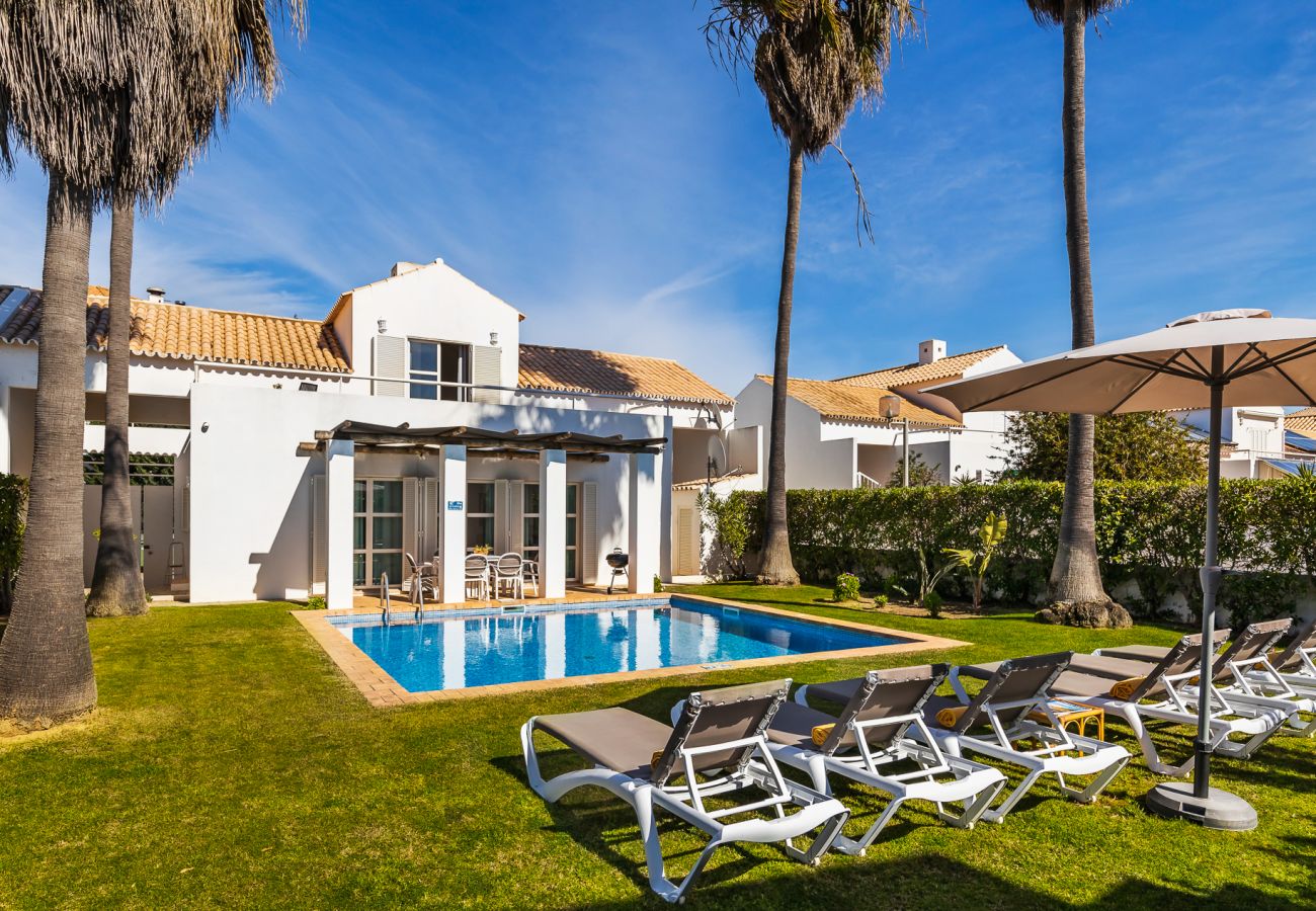 Villa em Galé - Villa Luz do Atlantico, 100m da praia e piscina privada