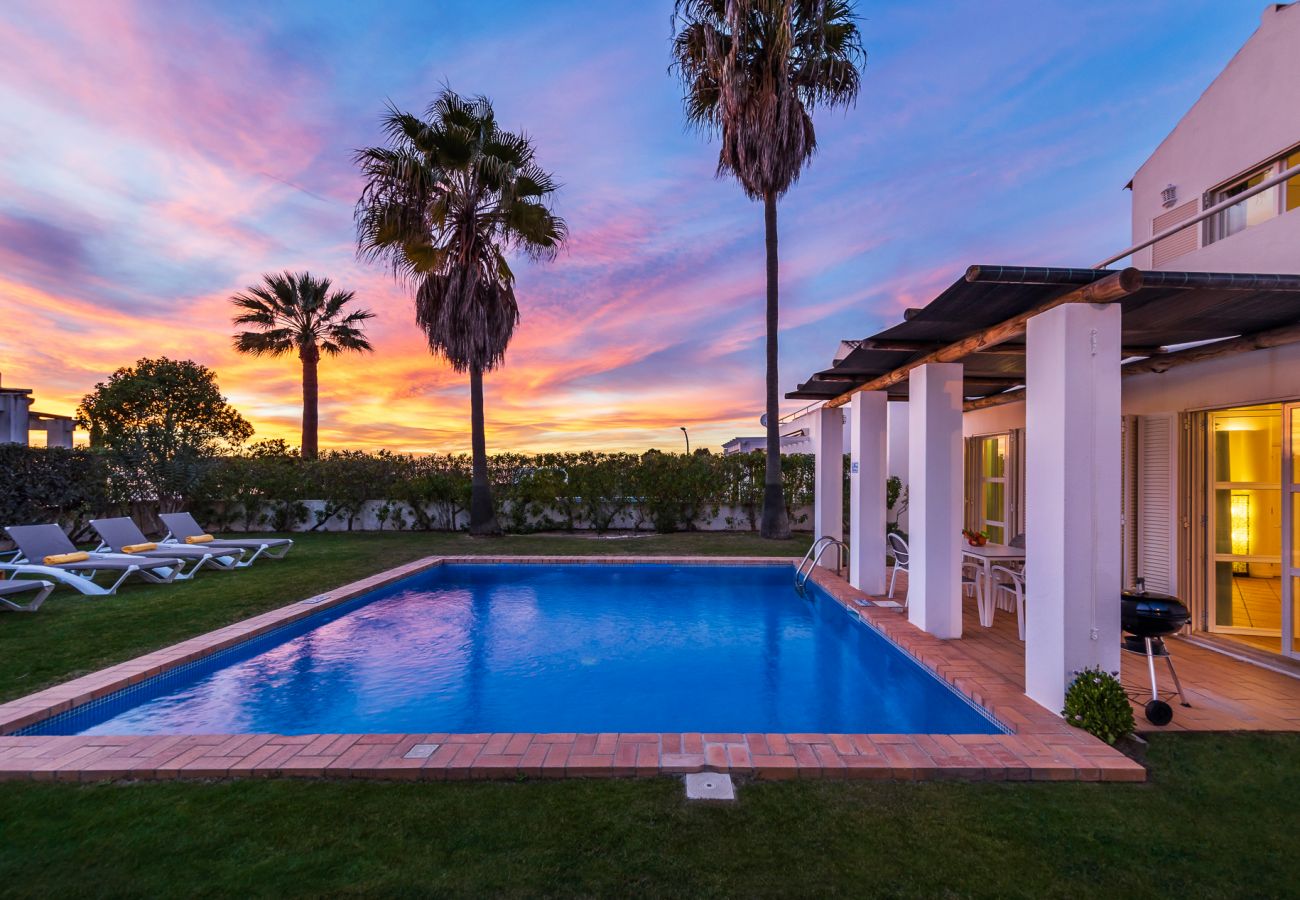 Villa em Galé - Villa Luz do Atlantico, 100m da praia e piscina privada