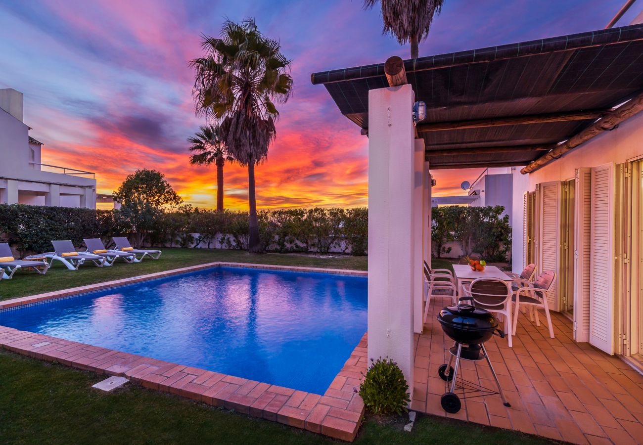 Villa em Galé - Villa Luz do Atlantico, 100m da praia e piscina privada