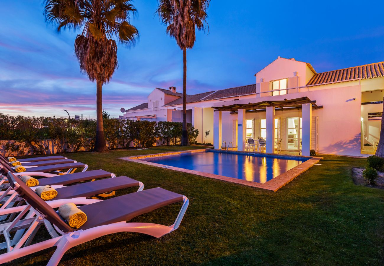 Villa em Galé - Villa Luz do Atlantico, 100m da praia e piscina privada