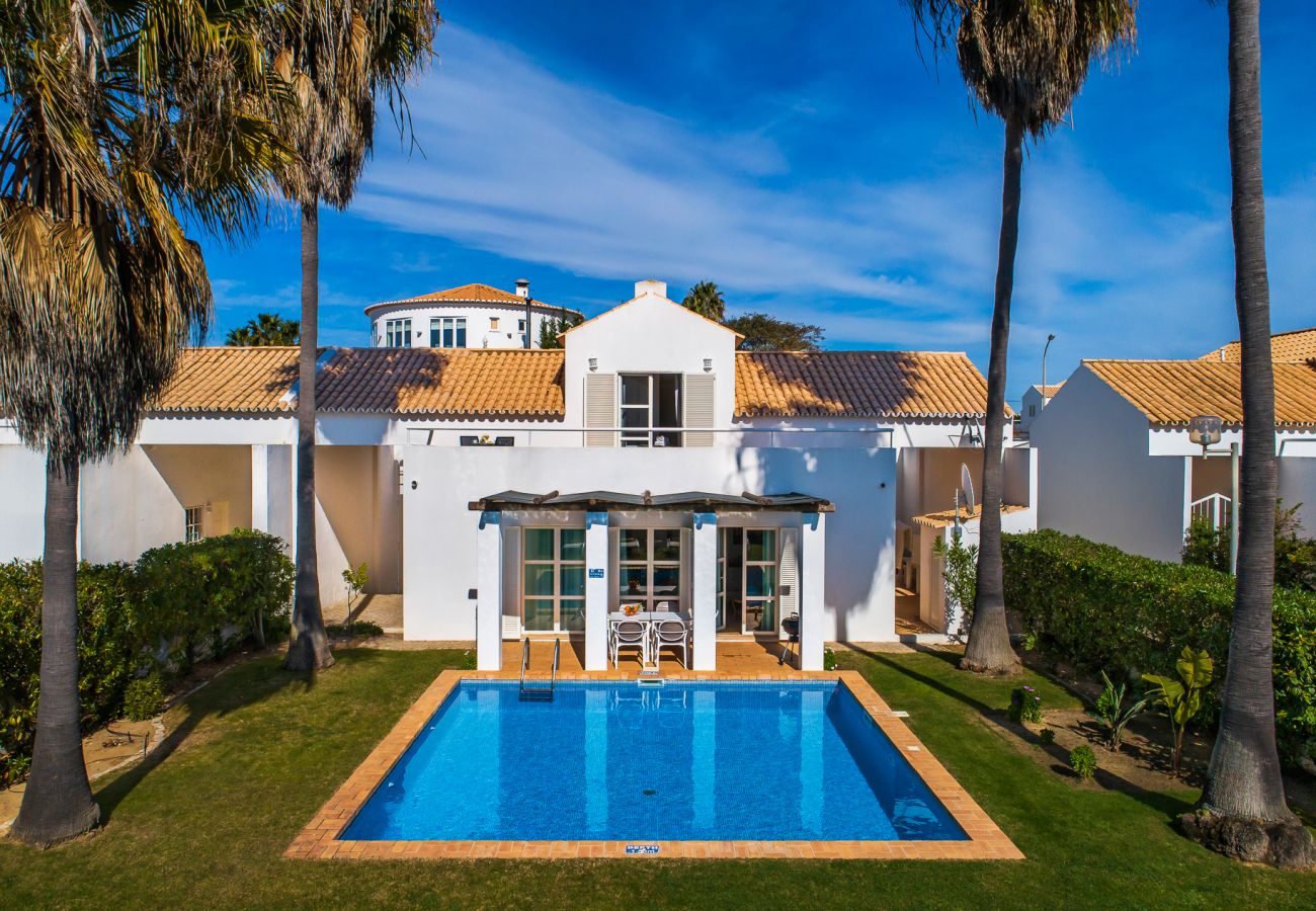 Villa em Galé - Villa Luz do Atlantico, 100m da praia e piscina privada