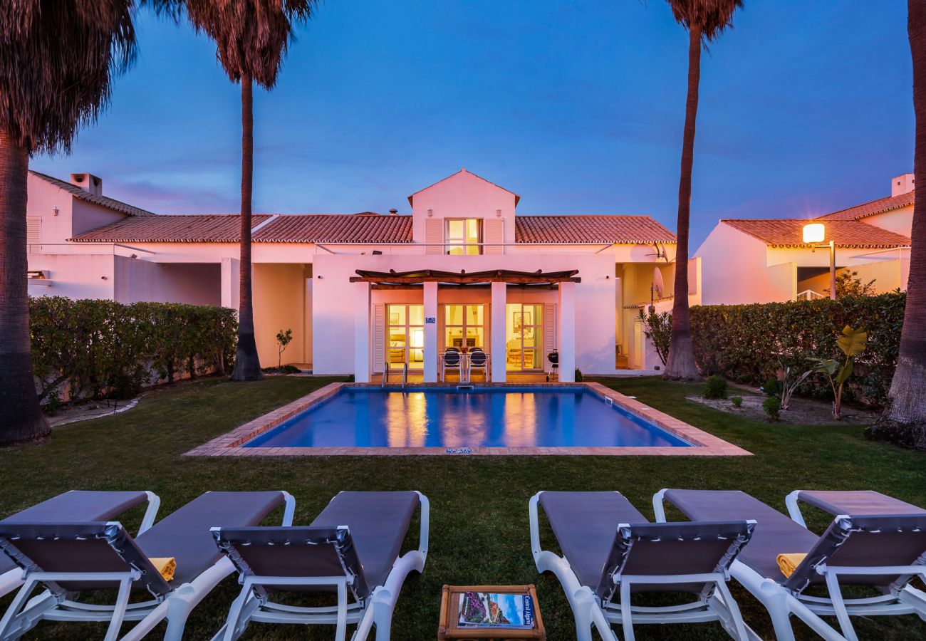Villa em Galé - Villa Luz do Atlantico, 100m da praia e piscina privada