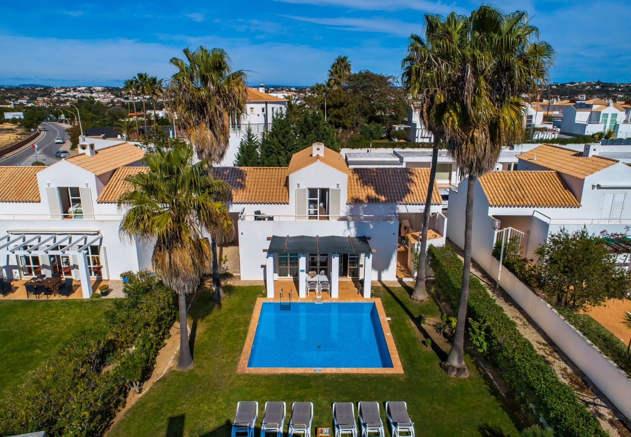 Villa em Galé - Villa Luz do Atlantico, 100m da praia e piscina privada