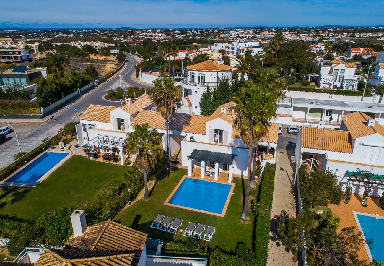 Villa em Galé - Villa Luz do Atlantico, 100m da praia e piscina privada