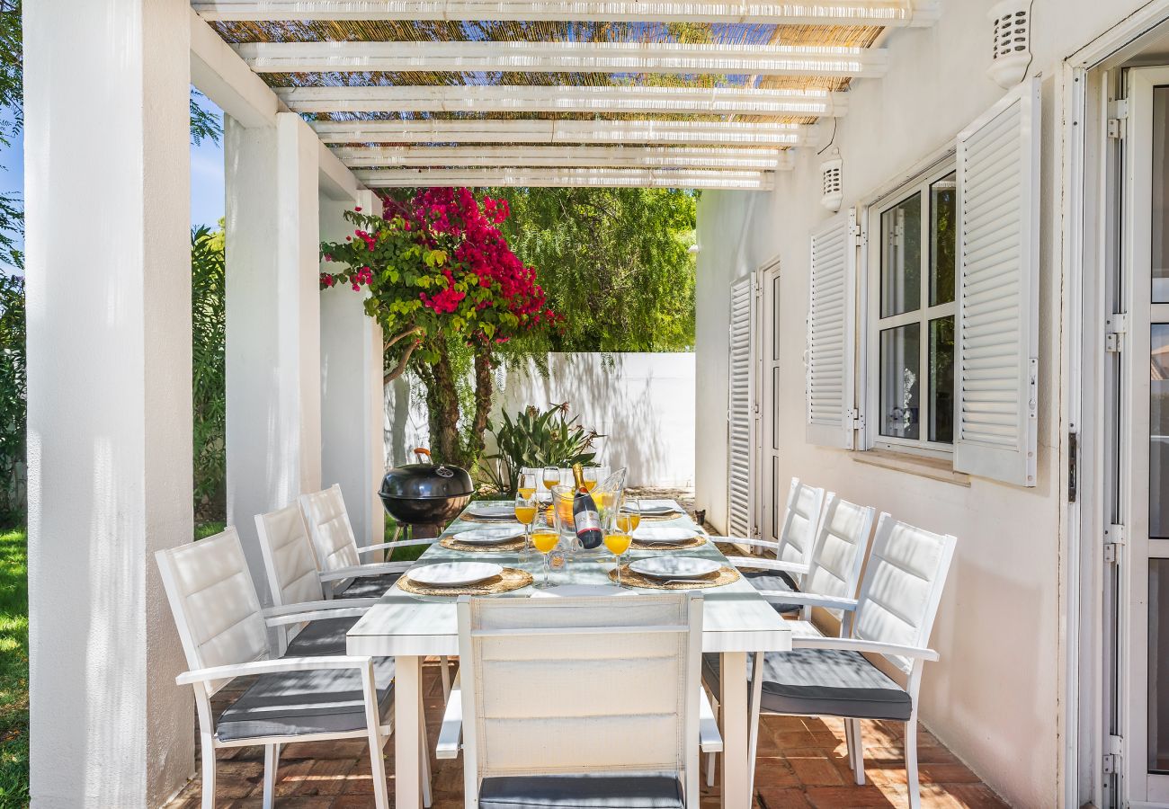 Villa in Galé - NEW for 2026 ✨ Renovated Galé Beach Villa | Pool | Walk to the beach