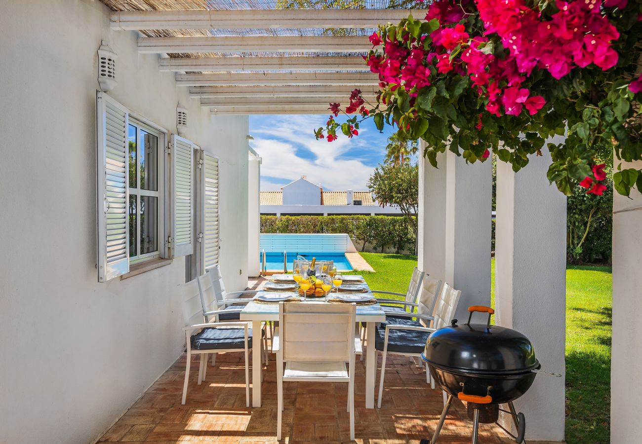 Villa in Galé - NEW for 2026 ✨ Renovated Galé Beach Villa | Pool | Walk to the beach
