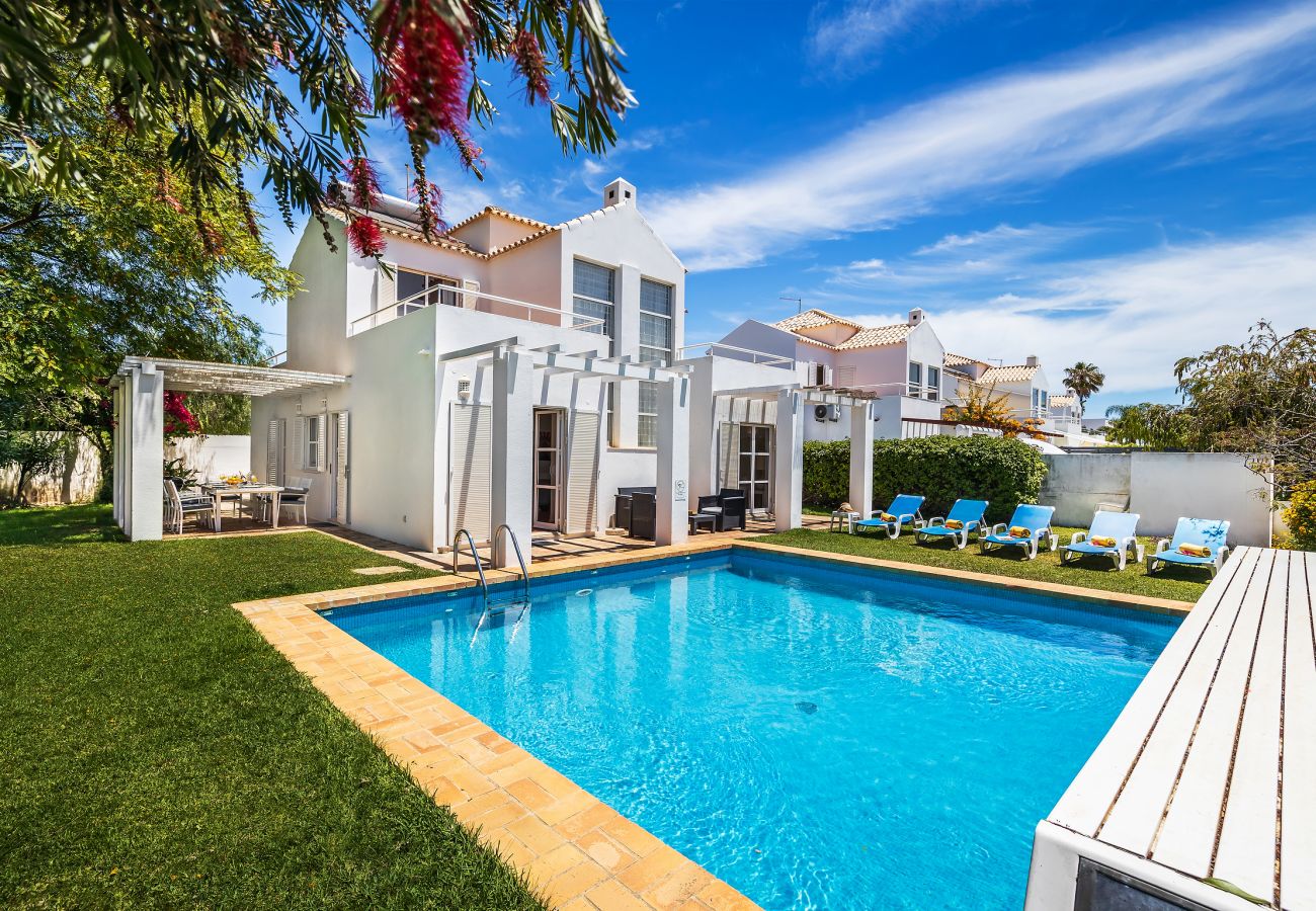Villa in Galé - NEW for 2026 ✨ Renovated Galé Beach Villa | Pool | Walk to the beach