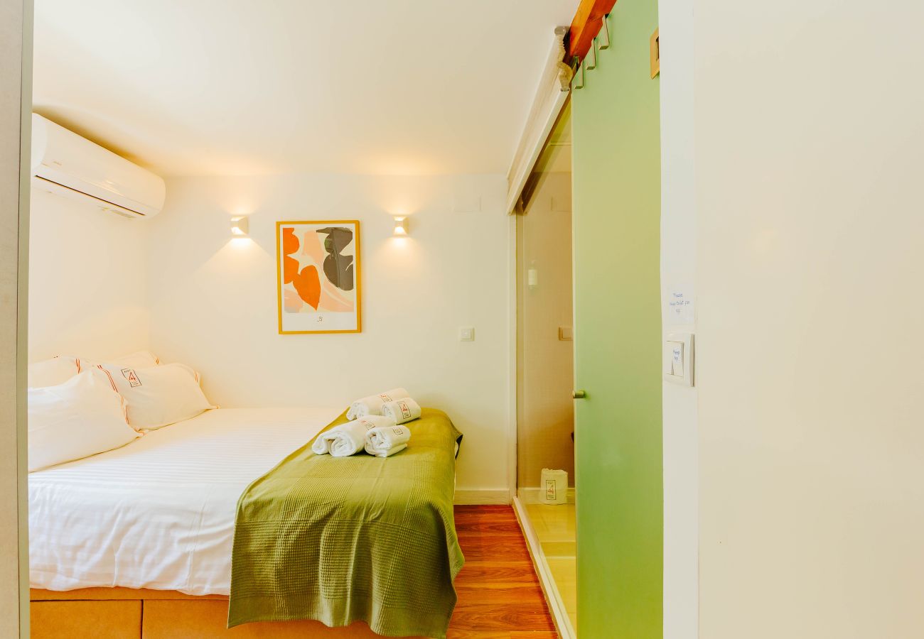 Apartment in Lisbon - RENT4REST BAIRRO ALTO CHARMING 1 BEDROOM APARTMENT