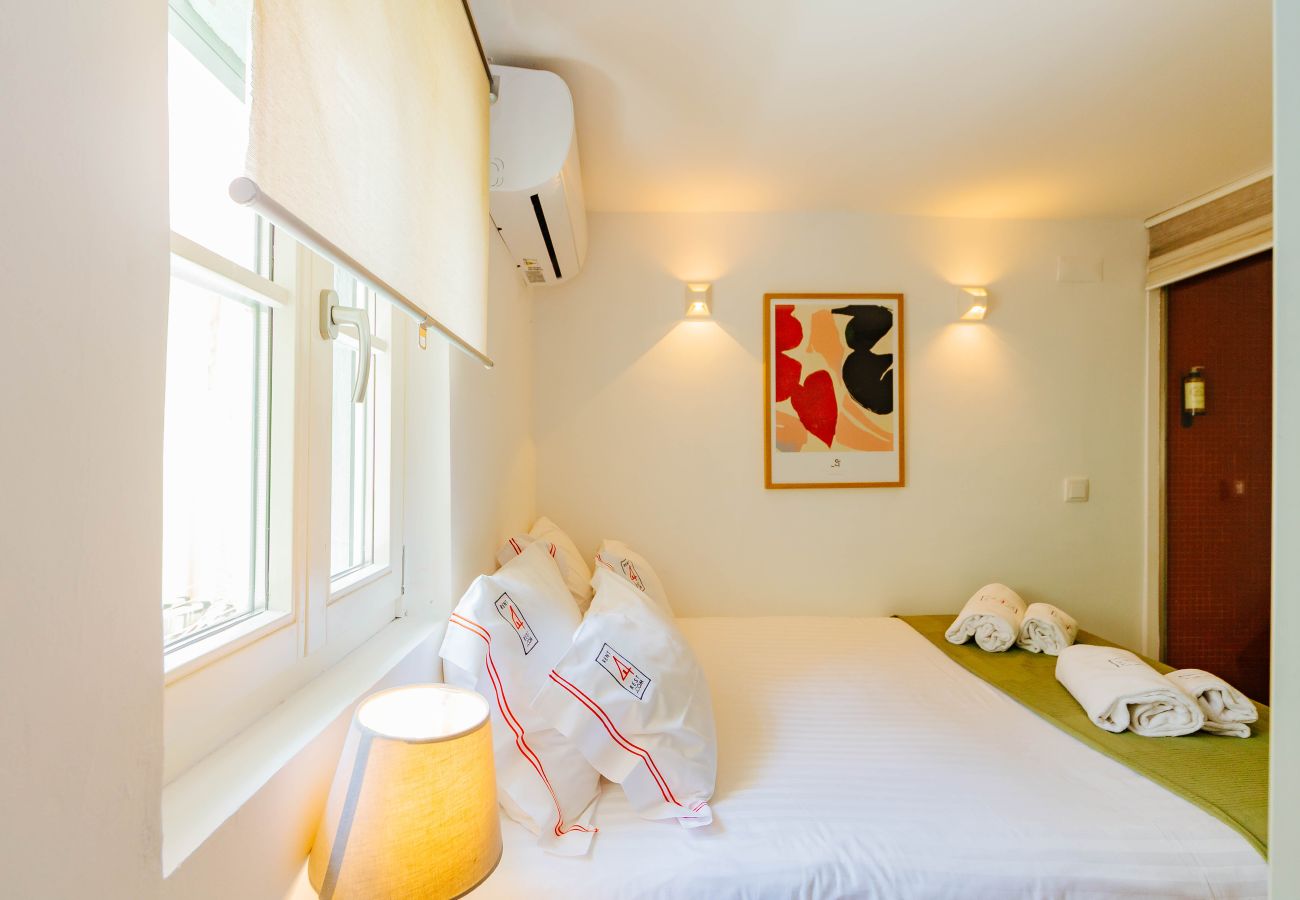 Apartment in Lisbon - RENT4REST BAIRRO ALTO CHARMING 1 BEDROOM APARTMENT