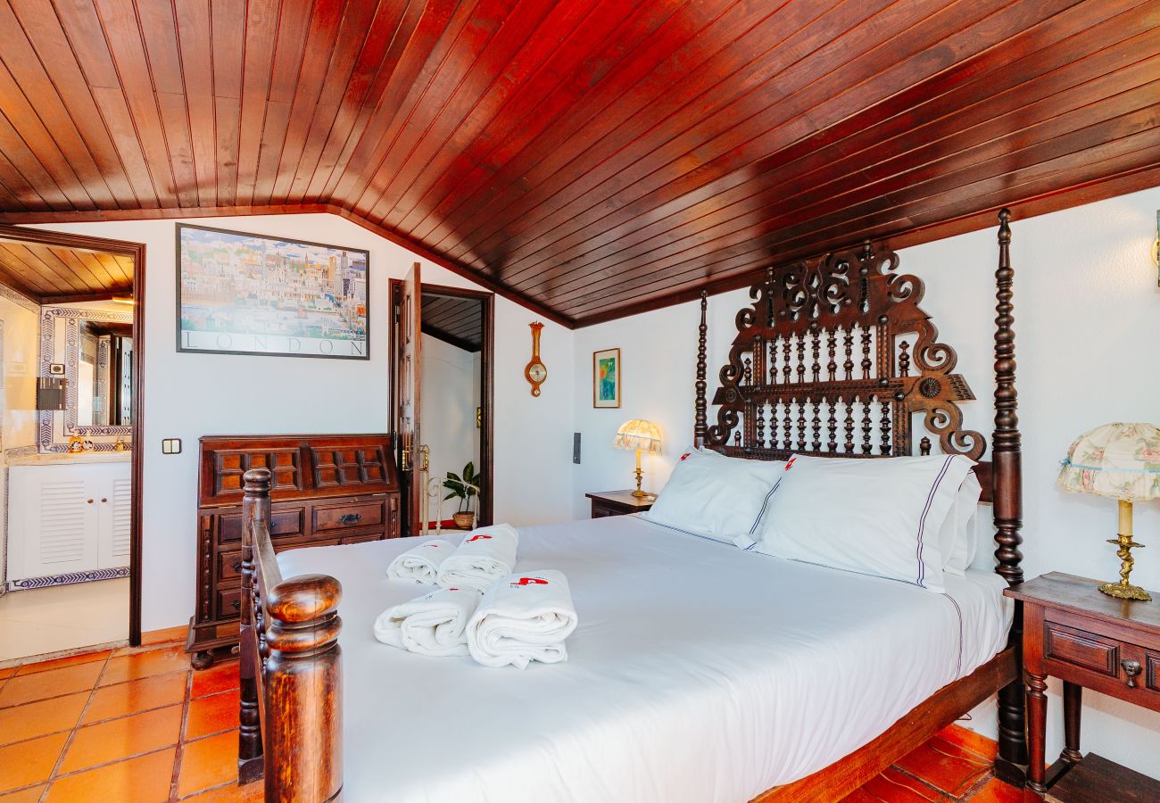 House in Sesimbra - Panoramic Ocean View Villa & Pool in Sesimbra by Rent4Rest