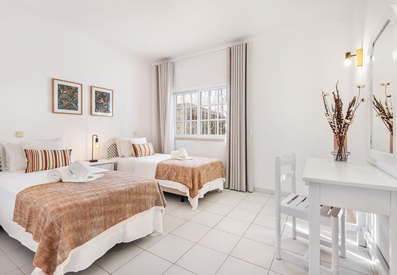 Apartment in Albufeira - Flat Buganvilia OCV - Pool & Private Parking
