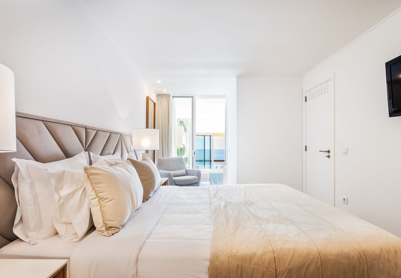 Apartment in Albufeira - Endless Blue Apt OCV - Beach Front, pool