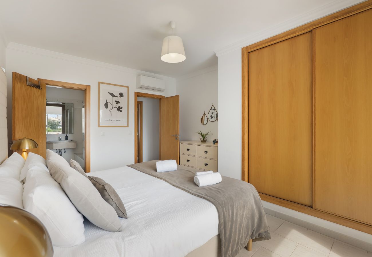 Villa in Albufeira - NEW 2026! Sunny Terrace House | BBQ, Pool & Relax